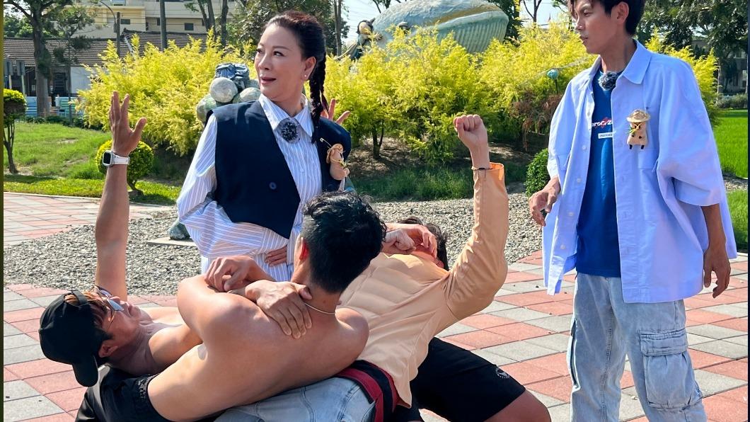楊繡惠被猛男圍住。(圖/民視提供)