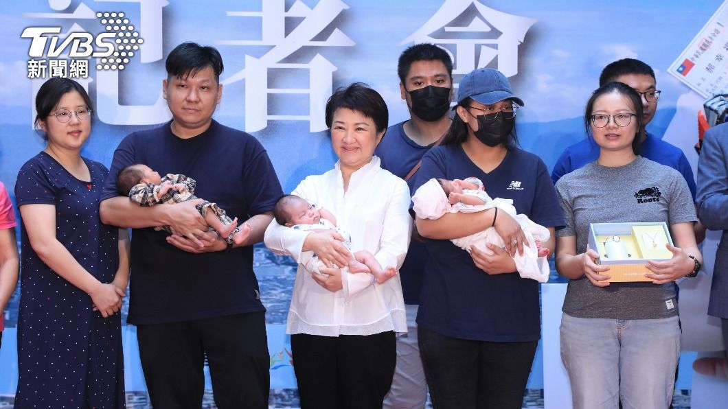 5位新生兒也獲得大禮包。(圖/TVBS)