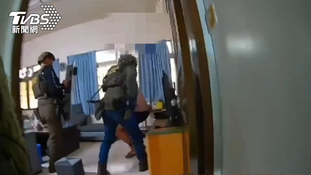 警方荷槍實彈攻堅逮捕詐團成員。（圖／TVBS）