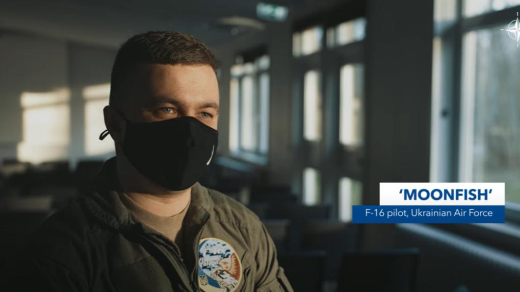 北約日前特別拍攝影片曝光,丹麥空軍協助烏軍飛行員進行F-16訓練。(圖/翻攝自NATO影片)