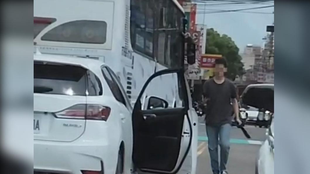 男子持開山刀砍向司機。(圖/新竹縣議員 朱健銘提供)