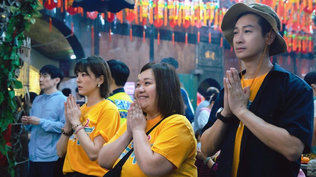 鍾欣凌陪媽祖遶境遇熱情粉送水果 嗨喊:像美食路跑!