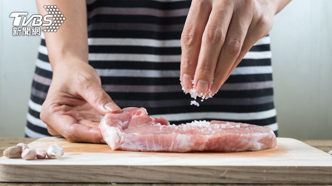 快速退冰第一步,肉品表面撒適量食鹽塗抹均勻。(示意圖/shutterstock達志影像)