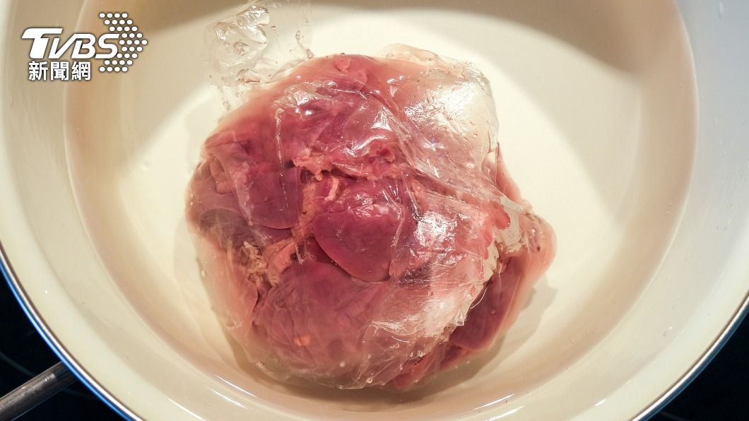 肉品加入白醋、溫水後,密封浸泡3分鐘即可完成解凍。(示意圖/shutterstock達志影像)