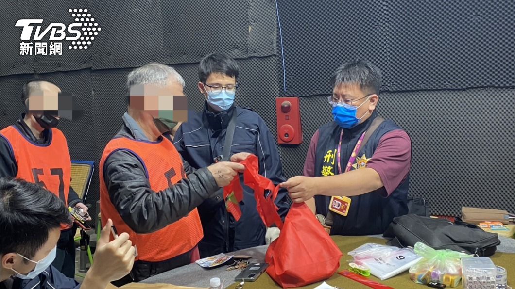中壢暗藏天九牌賭場，警方前後包夾逮71人。（圖／TVBS）
