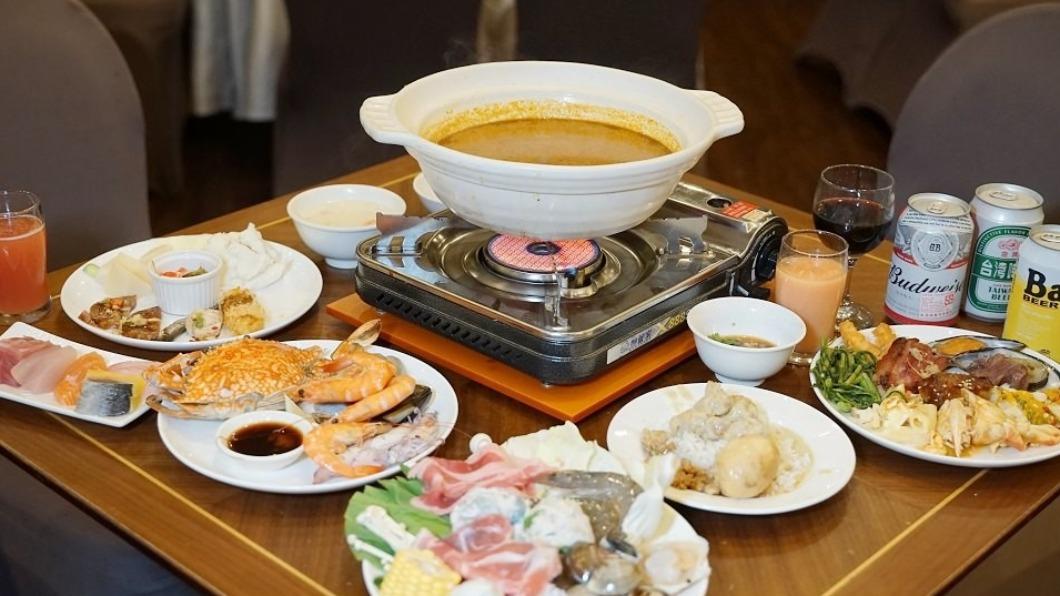 三德大飯店「向陽庭」自助餐提供中、西、日、南洋式料理吃到飽,還有酒類暢飲。(圖/東蛙池塘提供)