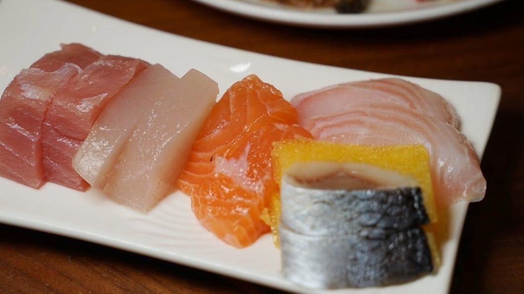 海鮮區的生魚片厚切過癮。(圖/東蛙池塘提供)