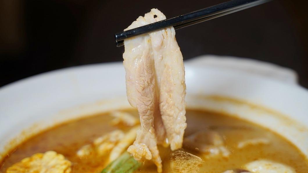 向陽庭有飯店吃到飽少見的火鍋自助吧,還可選泰式冬蔭湯頭。(圖/東蛙池塘提供)