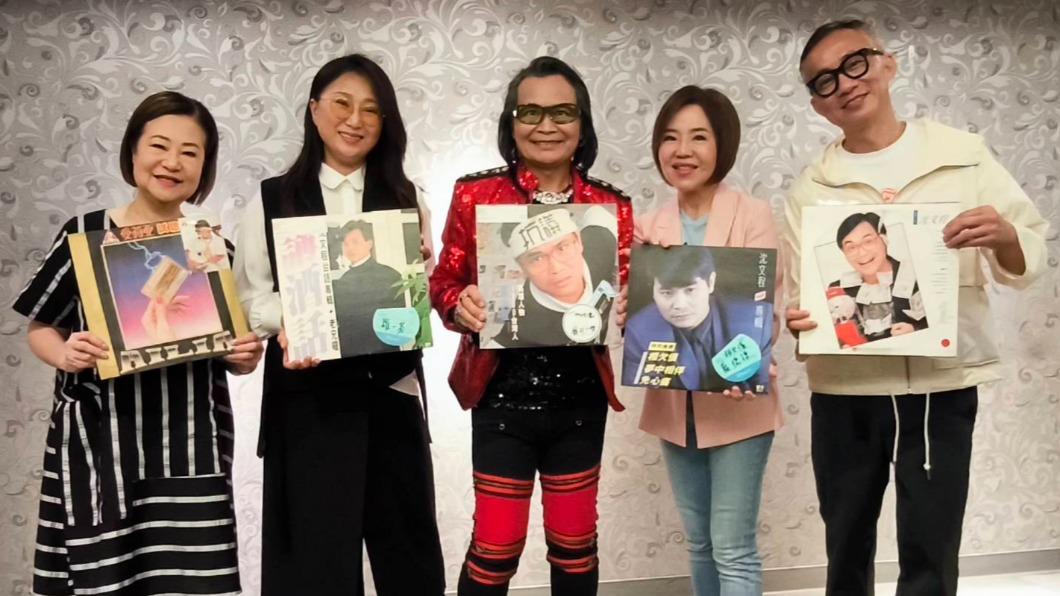 沈文程昨晚開唱,文香(左起)、王瑞霞、于美人及許常德到後台替他打氣。(圖/大大娛樂提供)