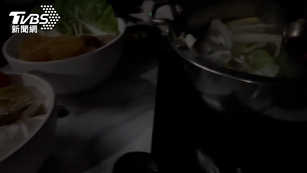 民眾在台北車站微風廣場用餐到一半,突然停電。(圖/TVBS)