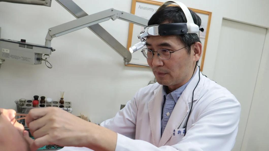 患者右鼻腔鼻竇被塞滿類似瘜肉的組織，經內視鏡微創手術取出長達10公分的良性鼻腔鼻竇乳突瘤。（圖／部立彰化醫院提供）