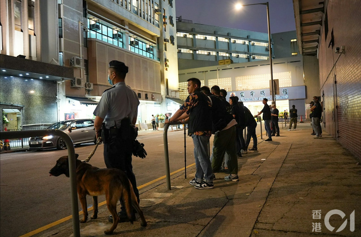 警方於暢行道設置路障，攔查進出車輛。（圖／香港01）