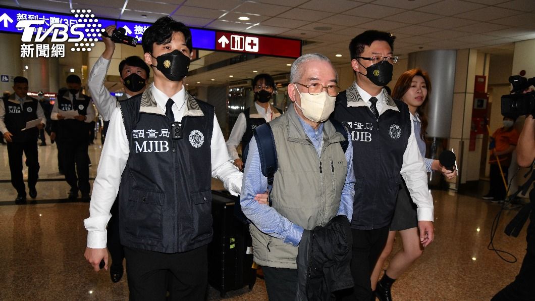 貴婦奈奈男友雙親抵台了！涉捲10億逃亡6年　「上銬解送」畫面曝