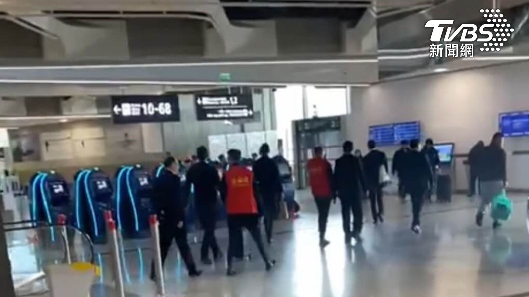 中國地下警察出手!異議者遭遣返 大陣仗押送畫面全曝光