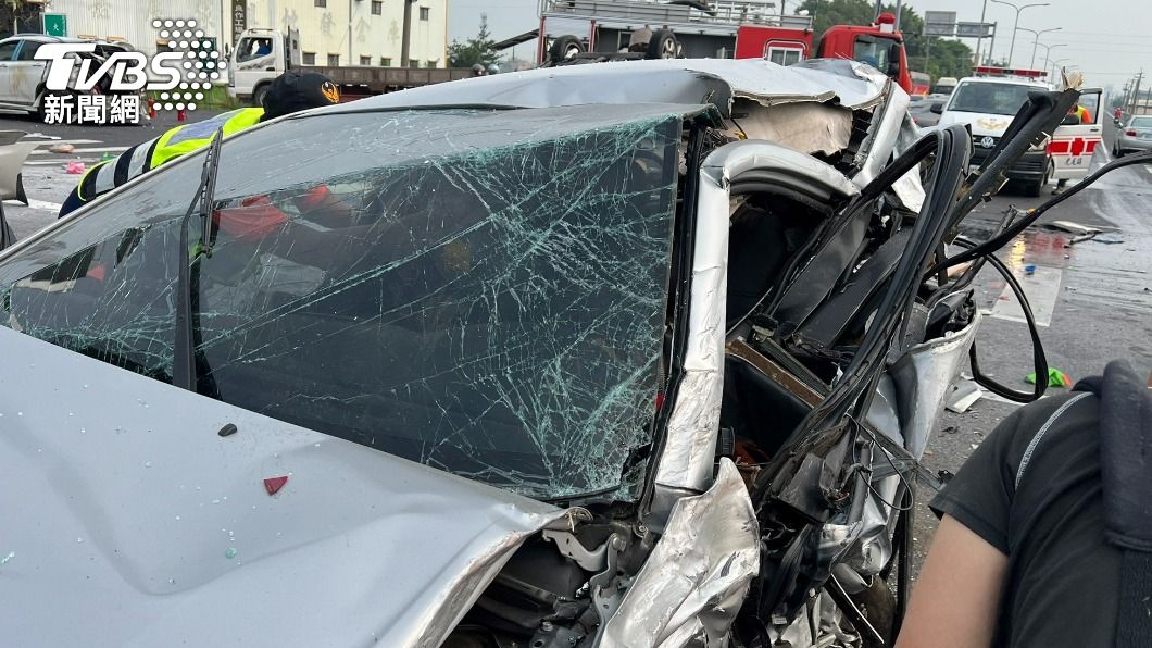雲林豐田工業區口5車撞成團　1車翻覆起火、1男送醫不治