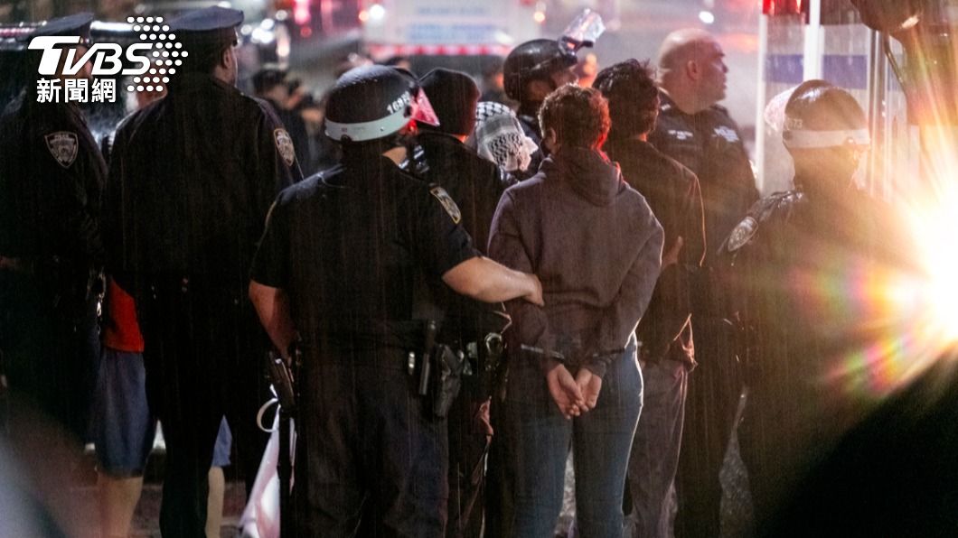 紐約市警方傳出在哥大漢密爾頓大廳開槍,嚇阻並驅離駐紮內部的示威者。(圖/達志影像美聯社)