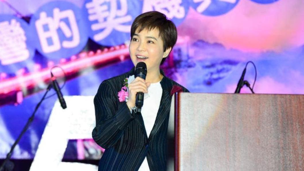 李艷秋雙腿皆動過手術，加上安裝錨釘，讓她笑說很像機器人。（圖／翻攝自李艷秋的新聞夜總會臉書）