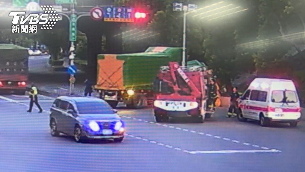 大貨車轉彎時不慎翻覆。（圖／TVBS）