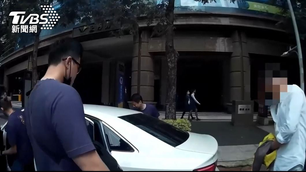 余天女婿上銬畫面曝!陳鑒當車手頭現身收錢 秒被警員壓制逮捕