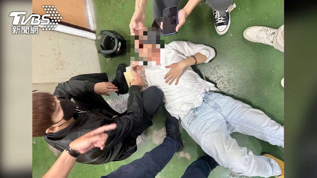 陳鑒被警方壓制在地。（圖／TVBS）