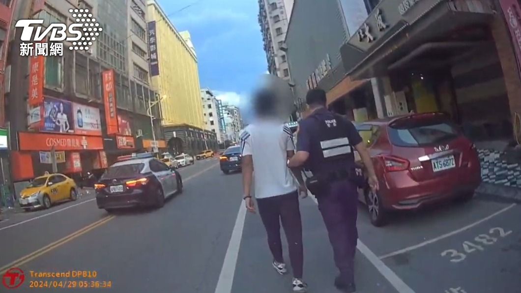 男子路邊撿刀衝去報仇，遭警方逮捕。（圖／TVBS）