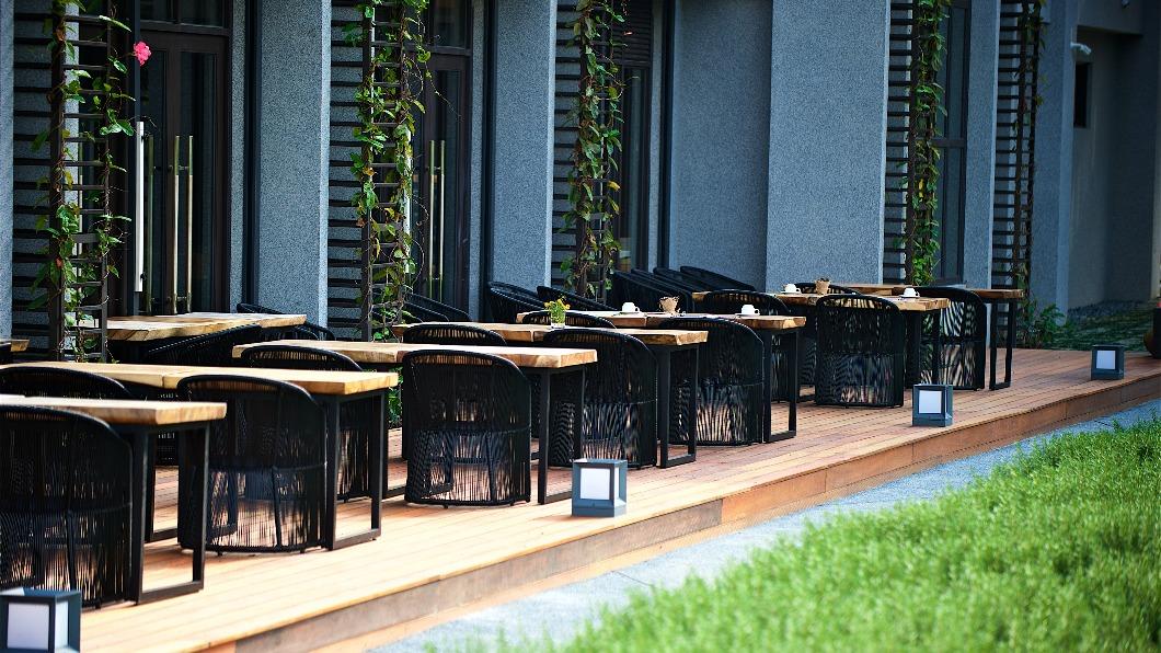 香草花園環繞「二三食集」挑高大廳。(圖/業者提供)