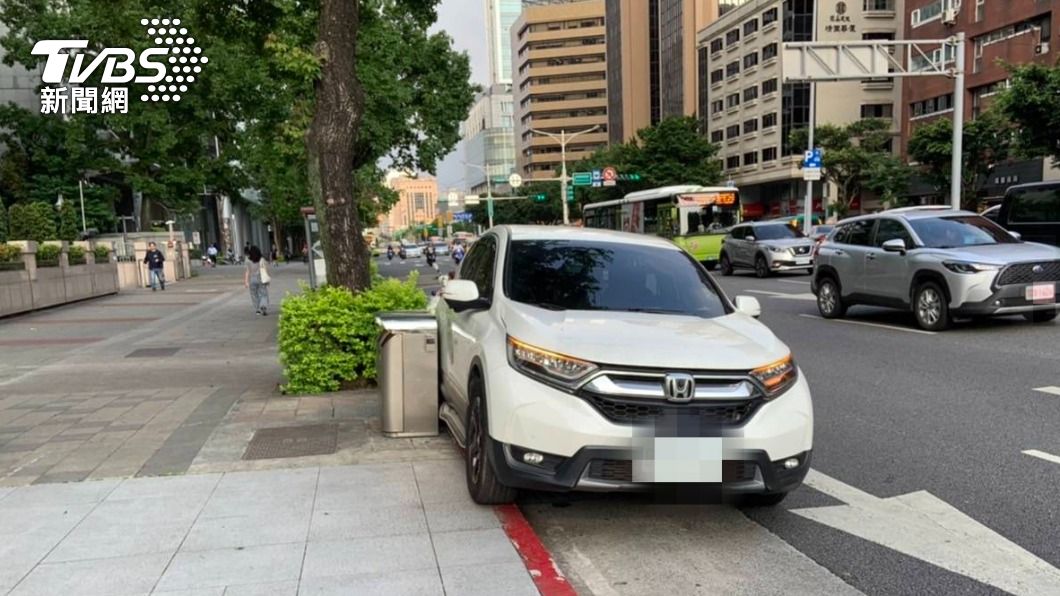 財政資訊中心門口外休旅車從早停到下午 一看男駕駛已死亡無外傷