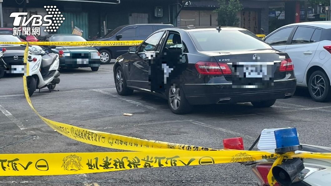 男子陳屍車內，警方拉起封鎖線調查。（圖／曾健銘攝）