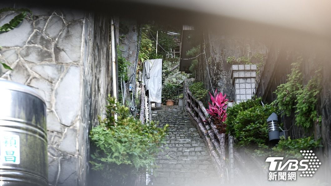 余天待在家,婉拒露面受訪。(圖/張哲鳴攝)