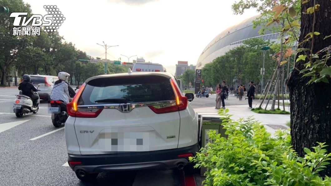 財政資訊中心門口驚見男子陳屍車內。(圖/TVBS)