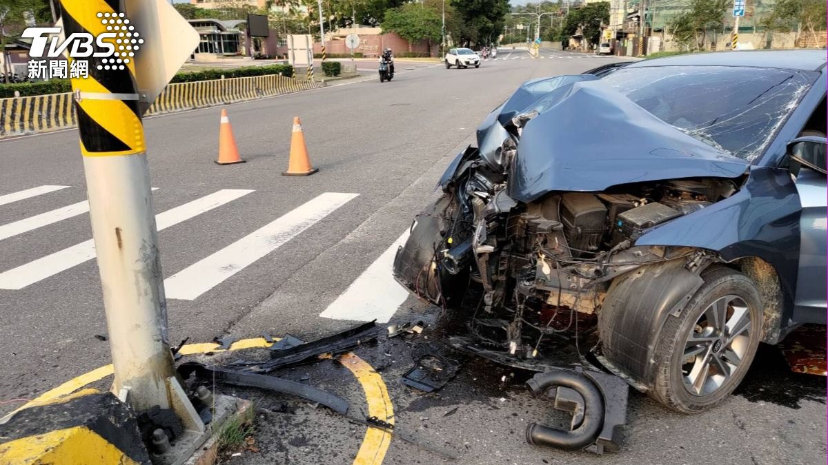 快訊／高雄一家四口開車自撞分隔島「車頭凹爛」　父身亡3童受傷