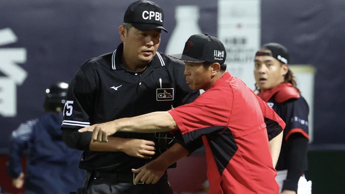 味全龍於3日賽事啟用PitchCom成為中職首例。（圖／翻攝自@味全龍Dragons　臉書）