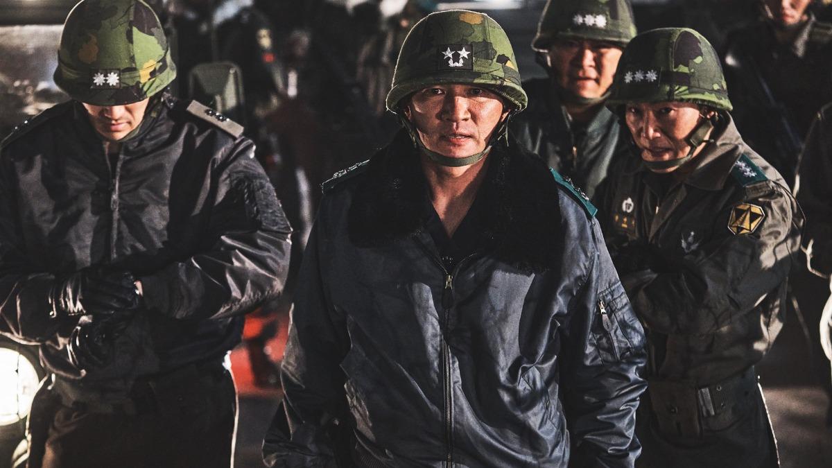 黃晸珉在《12.12:首爾之春》飾演發動政變的保安司令官「全斗光」。(圖/車庫提供)