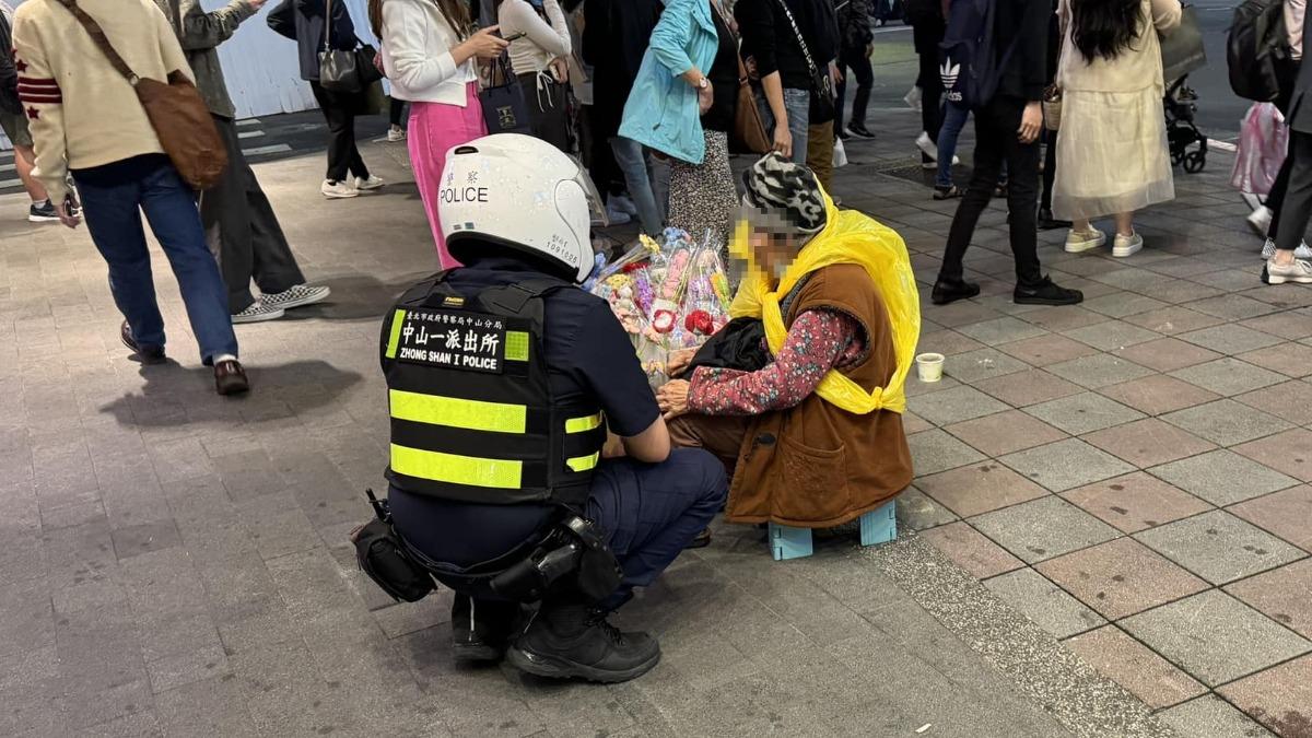 賣花老人遭警關切落淚！他怒「只為難養家餬口」　全場反嗆1句