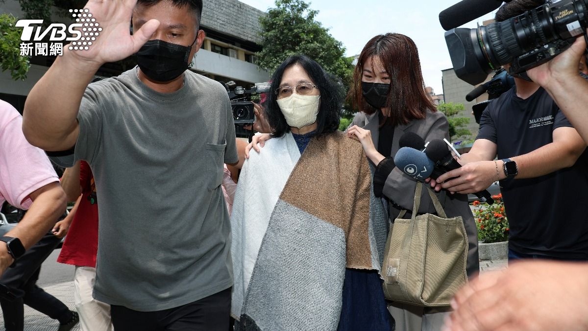 貴婦奈奈的婆婆黃林麗真因挨告詐欺,經士檢複訊後無保請回。(圖/TVBS)