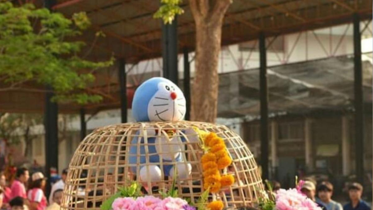泰國民眾在傳統習俗中改用玩偶替代真貓。（圖／翻攝自X@ano_ano_ano）