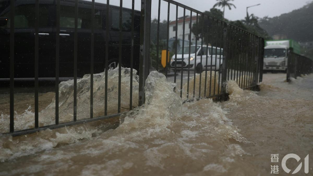 將軍澳大暴雨釀水災。（圖／香港01）