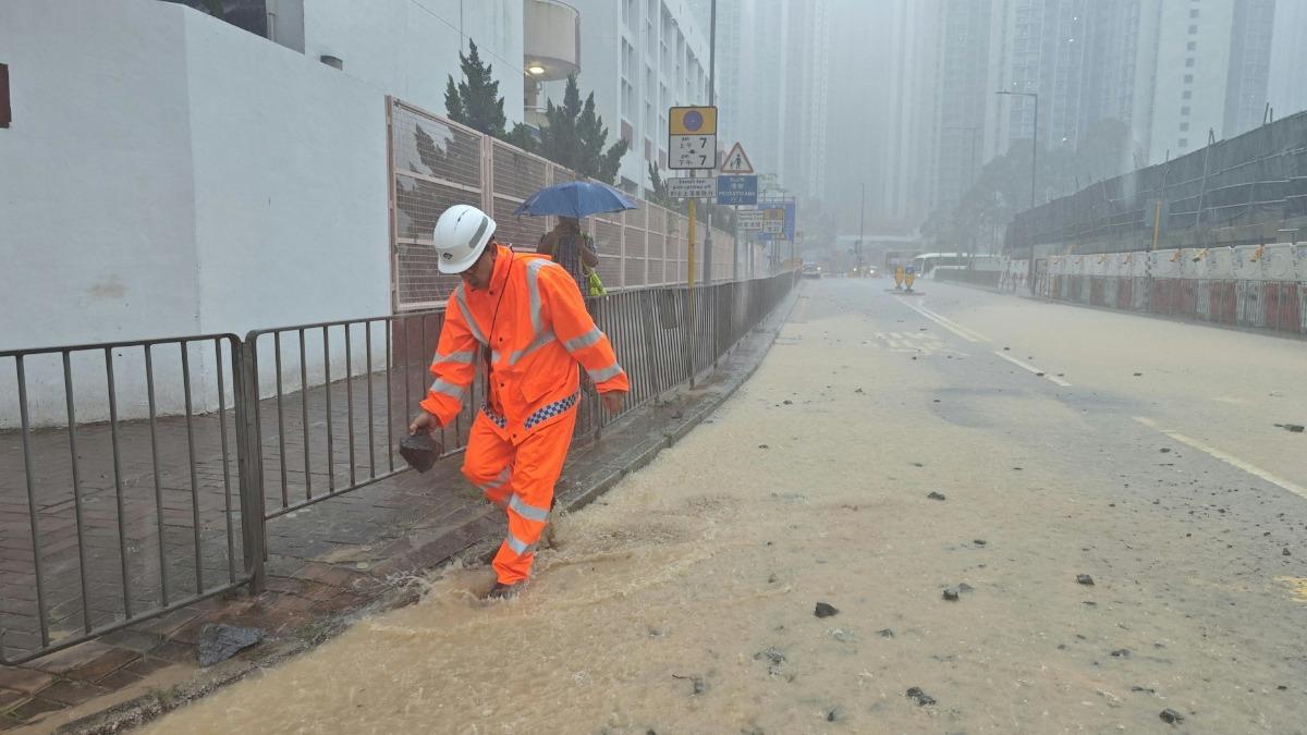 香港受暴雨影響，多條道路已封閉。（圖／香港01）