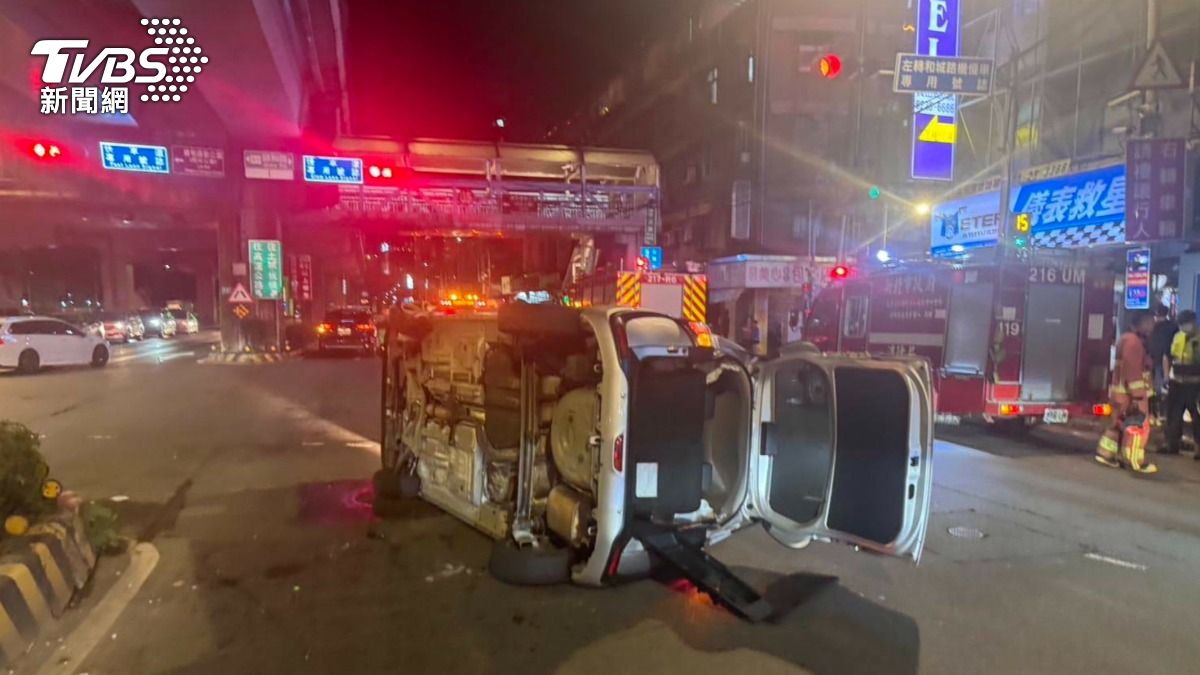 中和翻覆車禍!深夜自撞分隔島 駕駛爬出車外:不熟路況