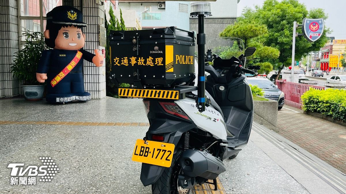 台74每年300件車禍 企業贈「黃牌重機」助警火速抵現場
