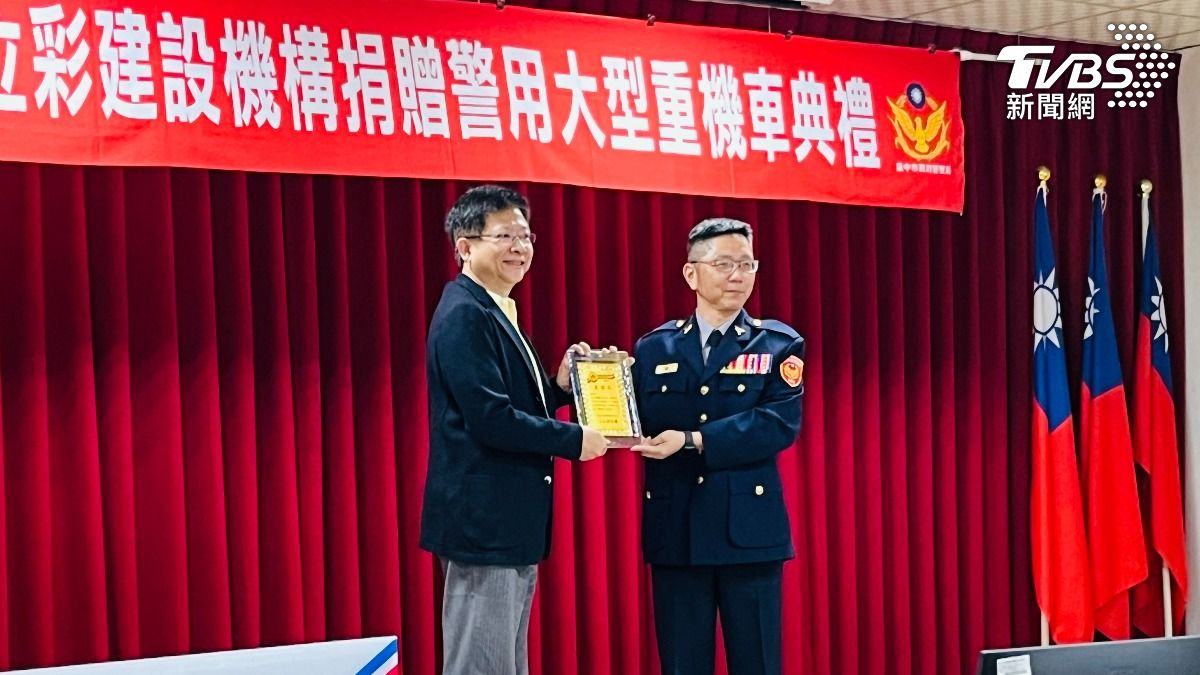 善心企業贈送2台重機給霧峰分局。(圖/陳祁 攝)