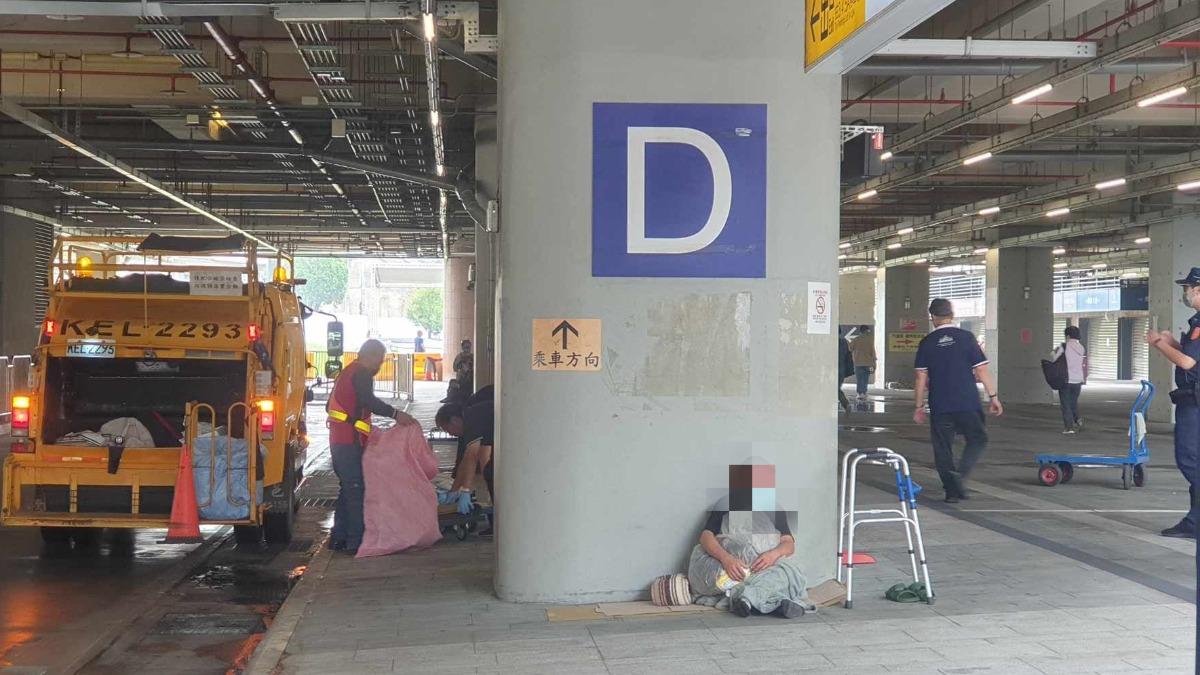 維護市容?台中火車站清除街友行李 每日2次「證件、錢包也丟」