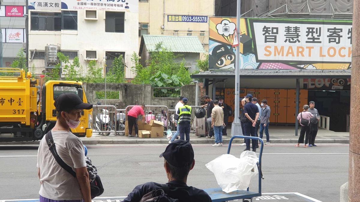 有街友不敢離開,就怕行李被丟棄。(圖/翻攝自作家林立青臉書)