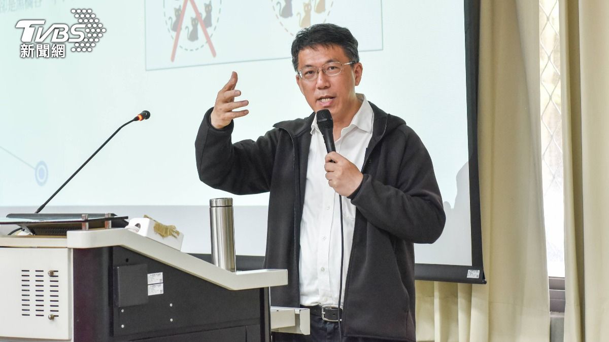 師大附中李柏翰老師介紹量子糾纏內容。(圖/TVBS)