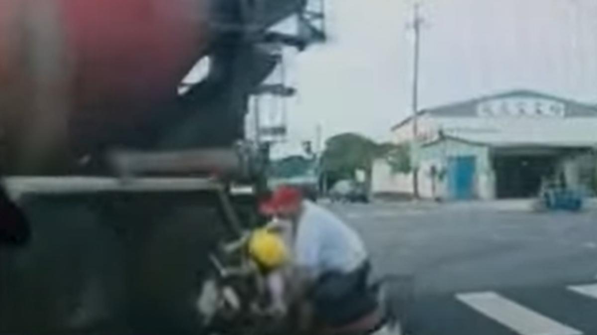 老伯與孫子險些被捲入車輪底下,驚悚畫面曝光。(圖/翻攝自爆料公社)