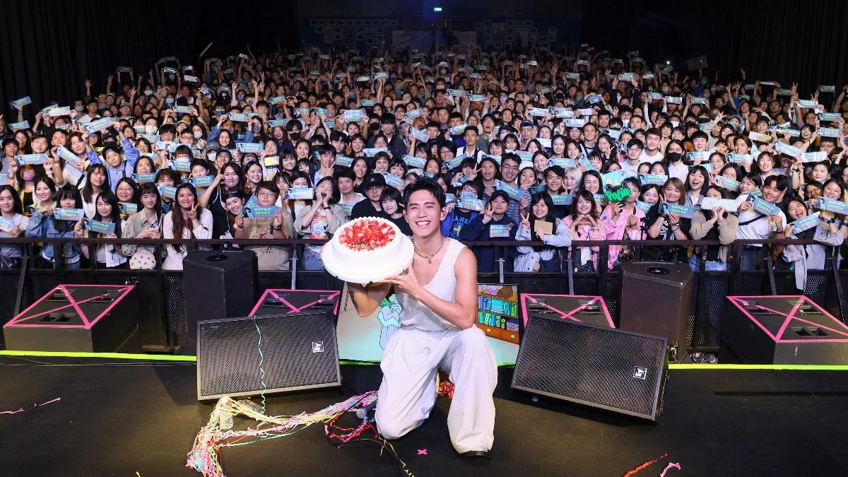 柏霖收下慶生驚喜,開心和全場歌迷合照留念。(圖/寬宏藝術提供)