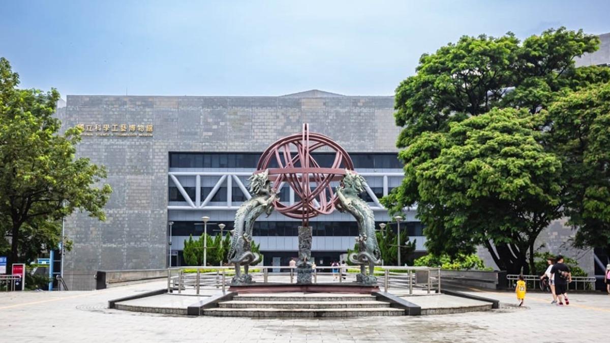「高雄科工館」搭乘大眾運輸工具可以坐輕軌至C30科工館站，步行12分鐘即可抵達。（圖／愛伯特吃喝玩樂全記錄提供）