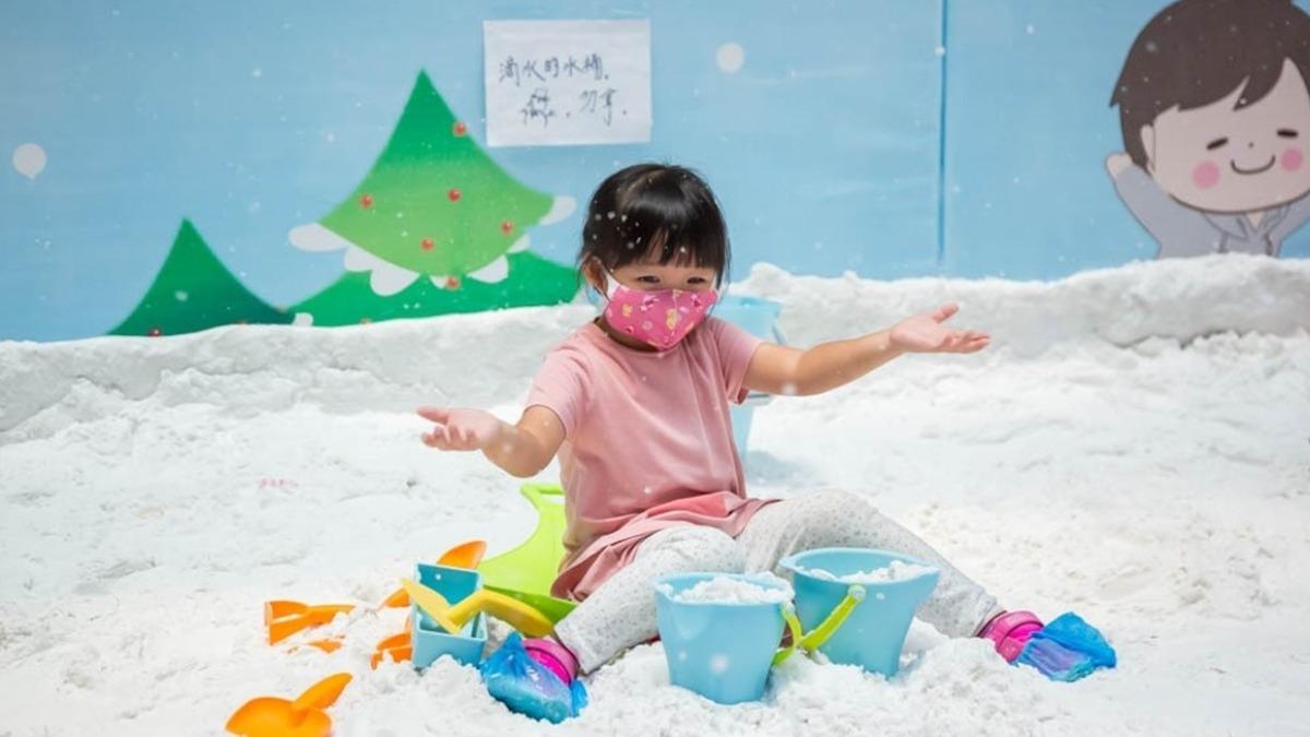 「創意堆雪區」不定時有人工機器飄雪，還可以玩雪、實現堆雪人的願望。（圖／愛伯特吃喝玩樂全記錄提供）