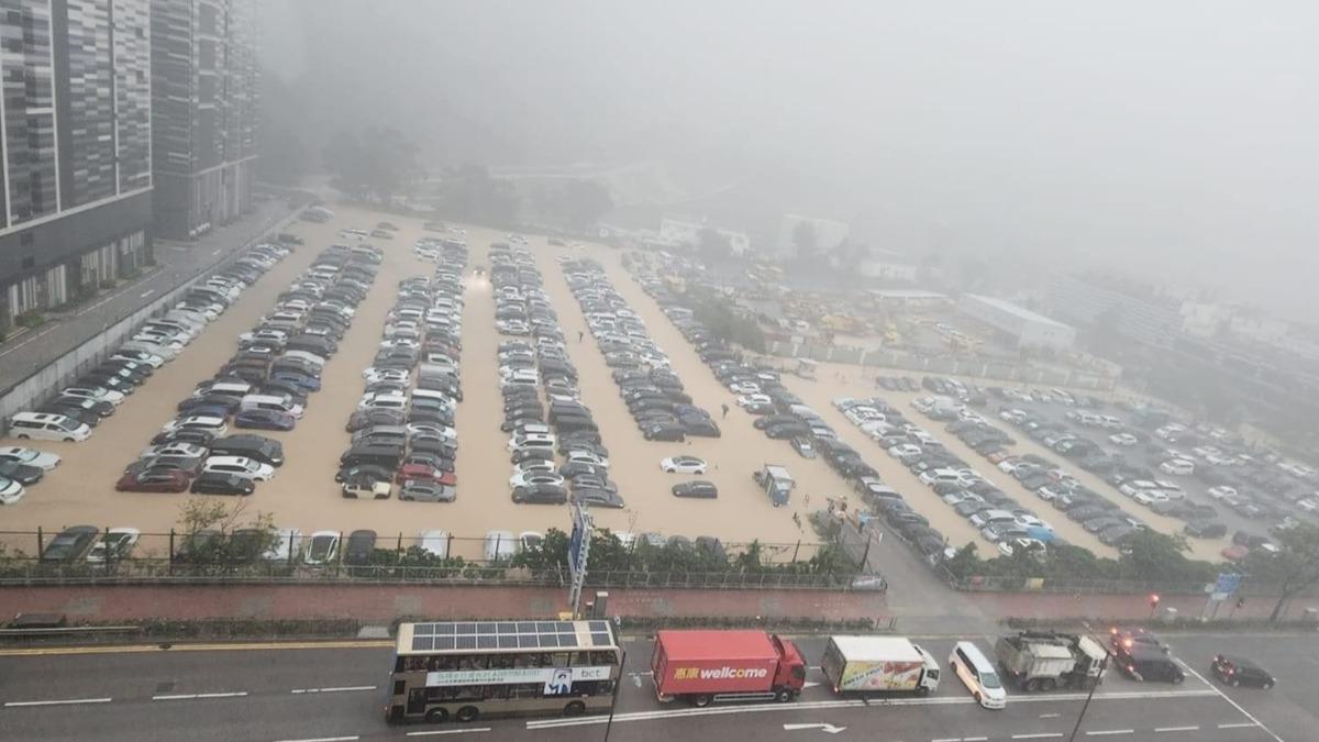 香港、澳門緊急停課!泥水暴漲「淹至車頭」 風雨全用灌的
