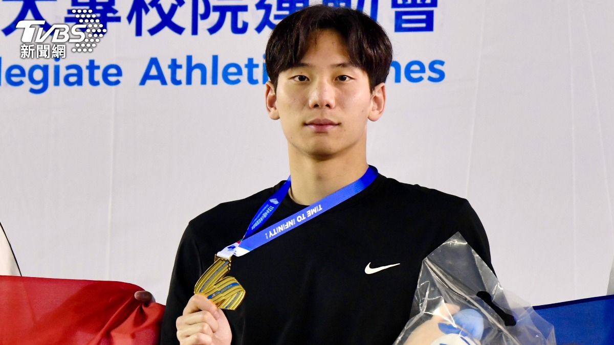 王冠閎在全大運男子一百公尺蝶式決賽大幅領先奪金。(圖／胡瑞麒攝)